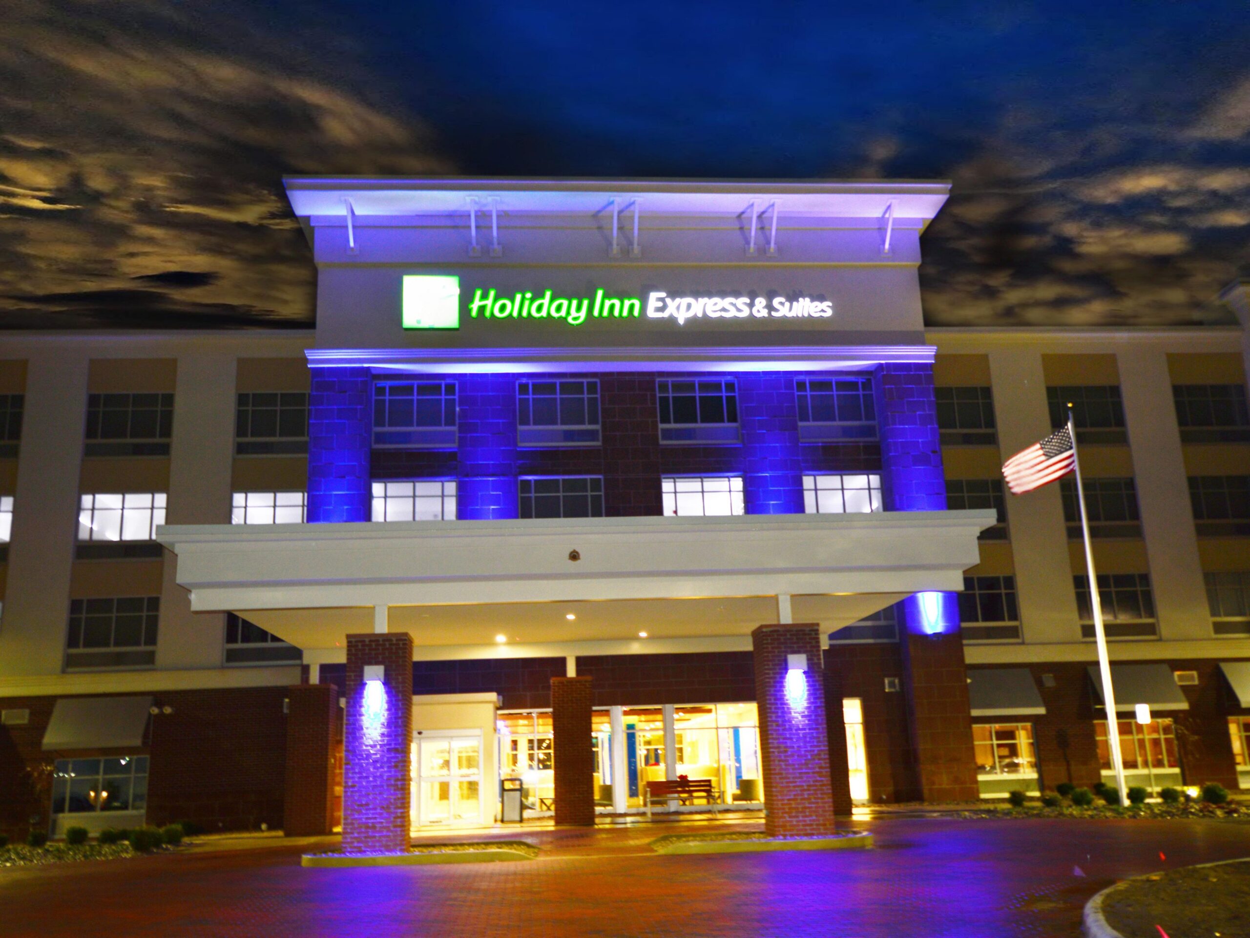 Holiday Inn Express & Suites Levis Commons