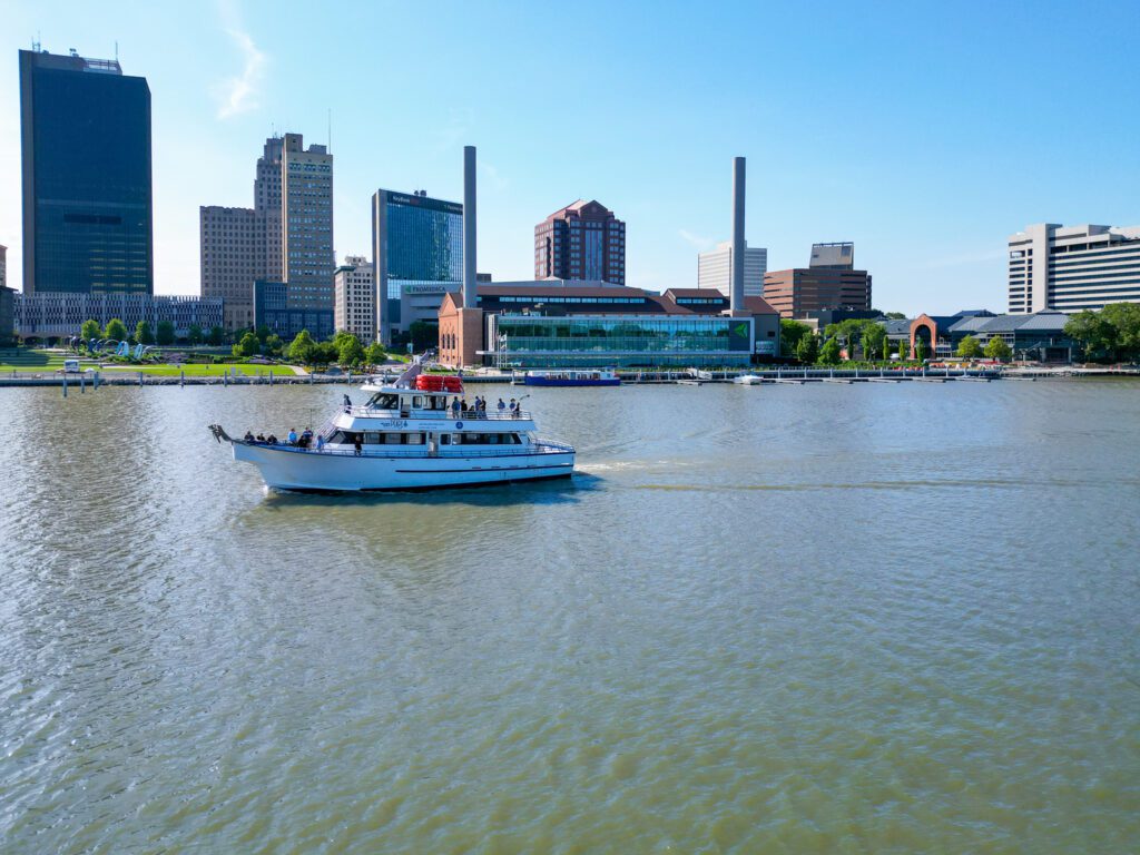 glass city pearl cruise ship on the maumee river