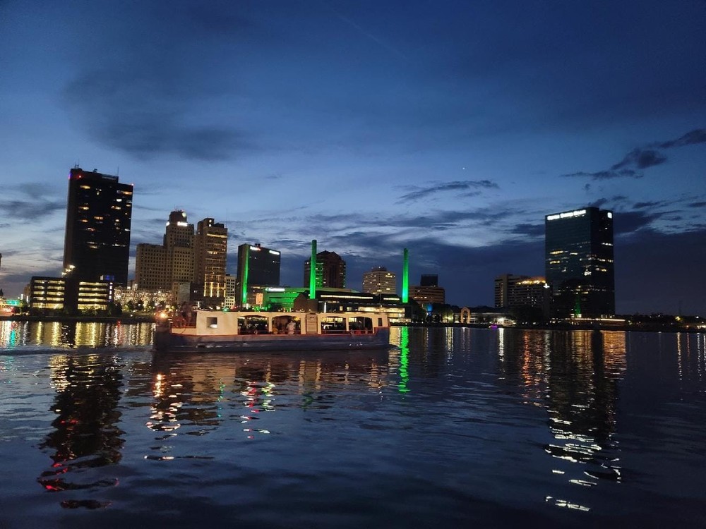 Sandpiper cruise downtown in the evening